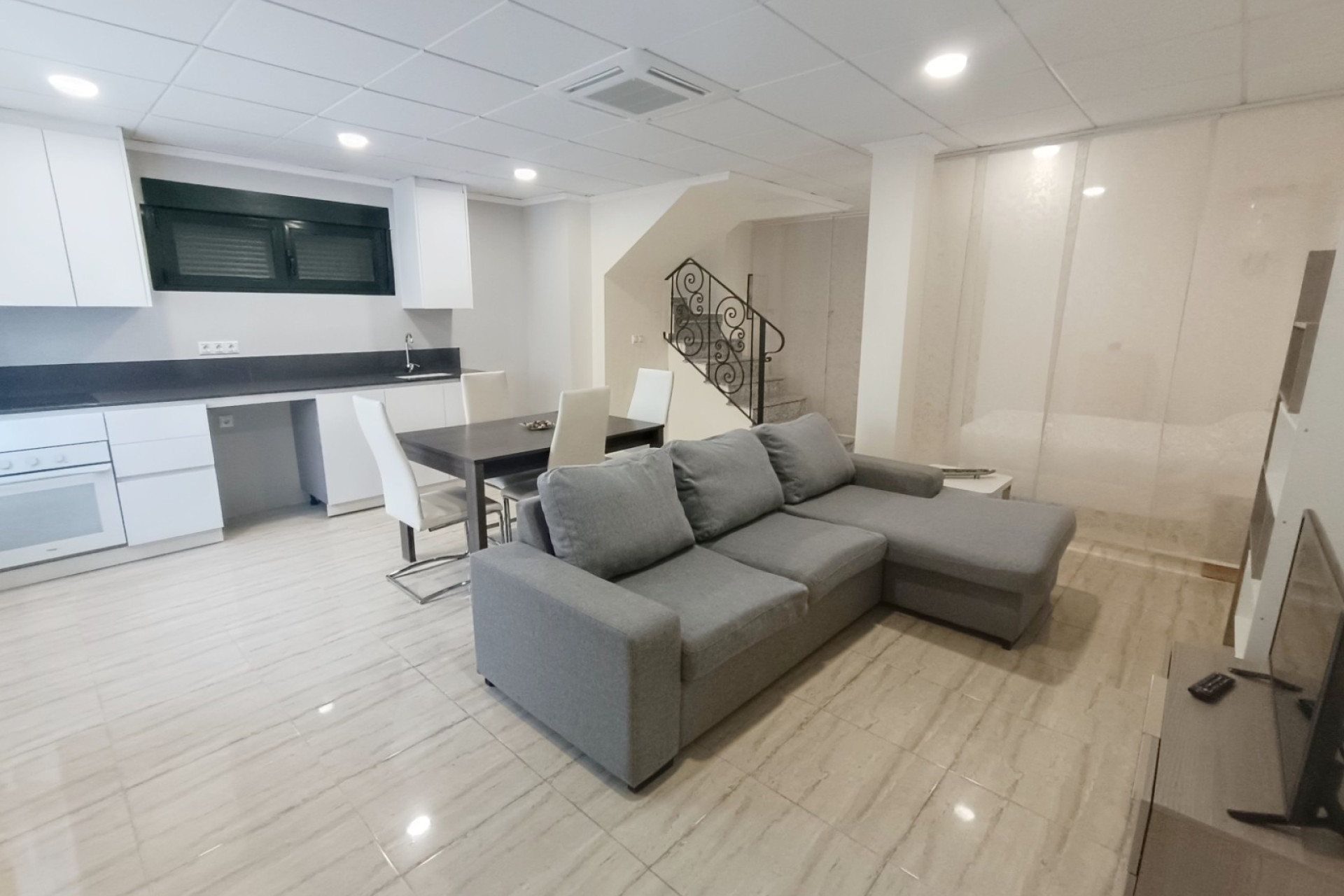 Reventa - Casa semi independiente - Ciudad Quesada