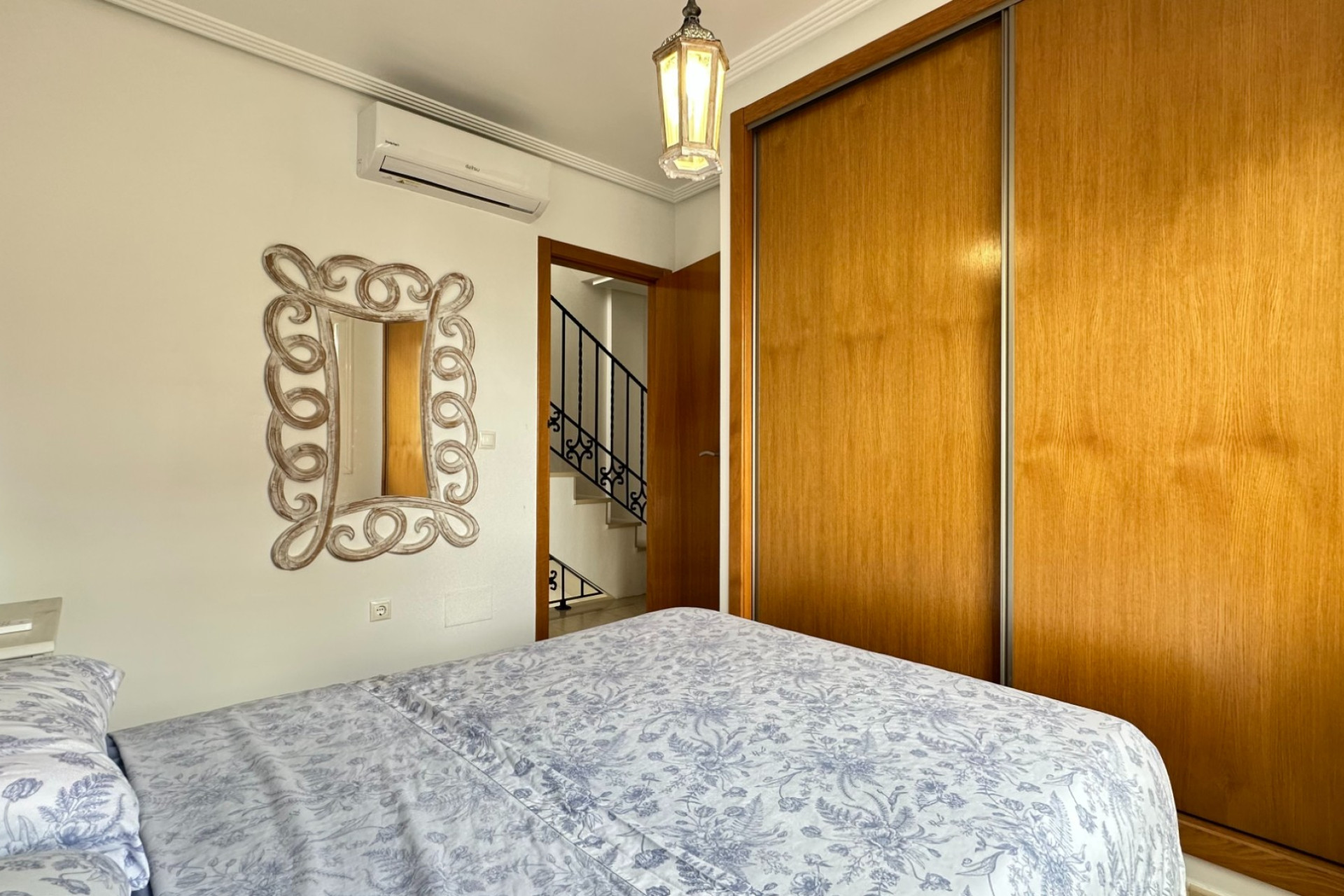 Reventa - Casa semi independiente - Los Montesinos - La Herrada
