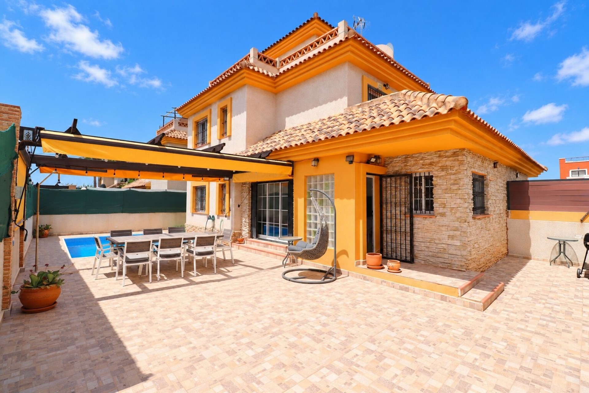 Reventa - Casa semi independiente - Los Montesinos - La Herrada