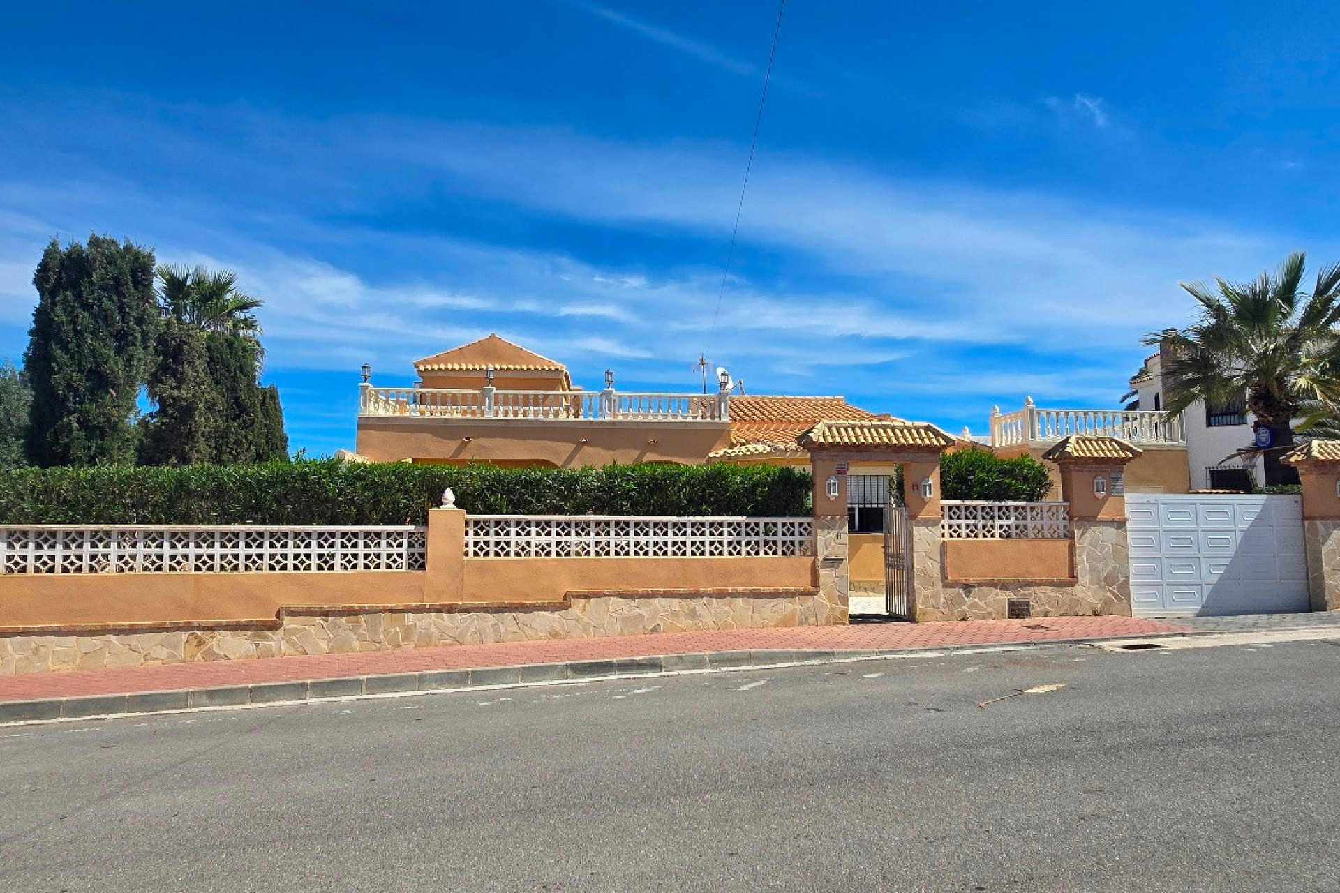 Reventa - Villa for sale - Torrevieja - El Chaparral