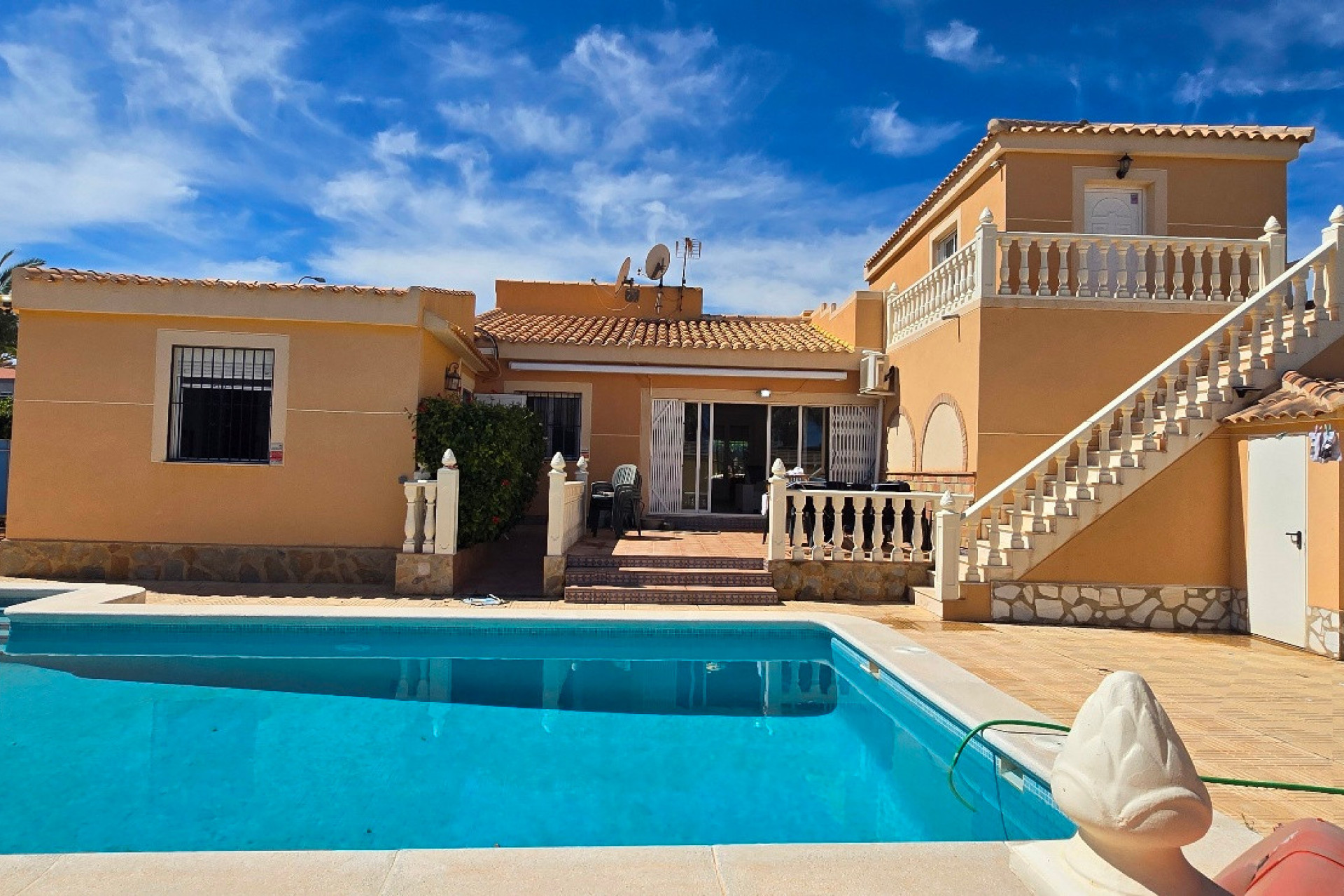 Reventa - Villa for sale - Torrevieja - El Chaparral