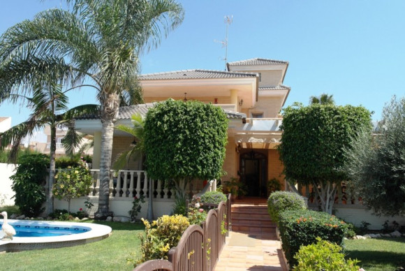 Villa for sale - Resale - Torrevieja - Aguas Nuevas