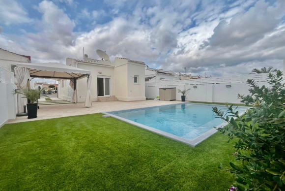 Villa - Resale - Torrevieja - San luis