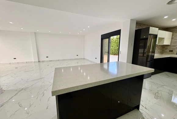 Revente - Chalet Independiente - Orihuela Costa