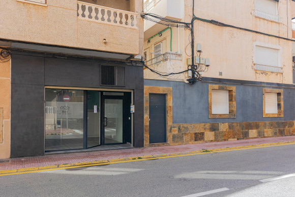 Herverkoop - Winkelruimte te koop - Torrevieja - La Mata pueblo