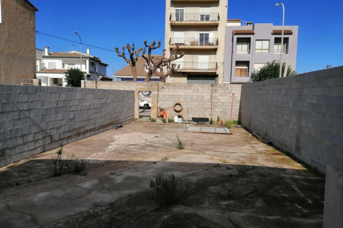 Reventa - urban plot - Pego