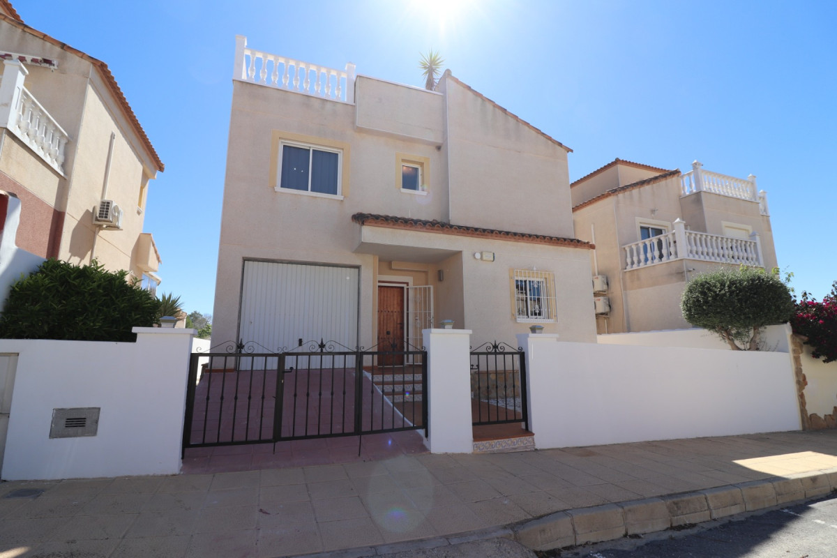 Herverkoop - Vrijstaande Villa - San Miguel de Salinas - Lake View Mansions