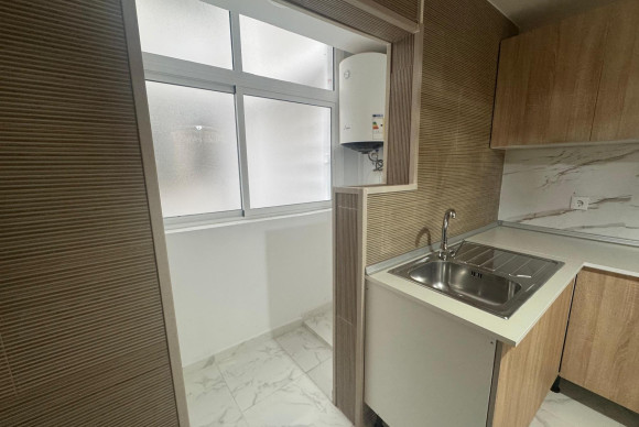 Resale - Apartment  - Torrevieja - Muelle Pesquero