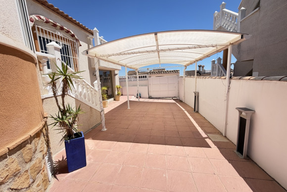 Herverkoop - Vrijstaande Villa - San Miguel de Salinas - Lake View Mansions