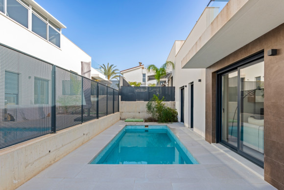 Reventa - Casa semi independiente - La Marina - La Marina - Urbanization