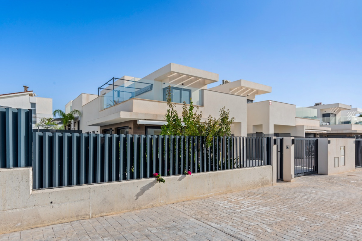 Reventa - Casa semi independiente - La Marina - La Marina - Urbanization