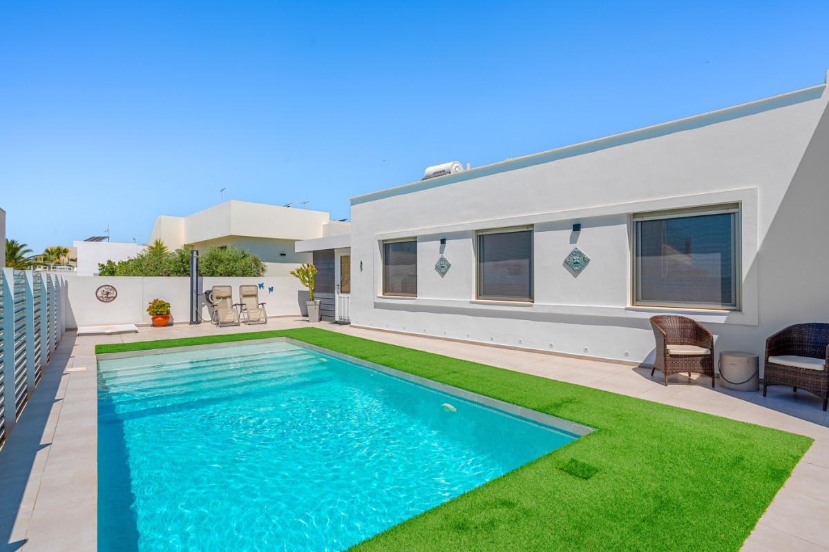 Reventa - Detached Villa - La Marina - La Marina - Urbanization