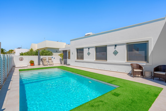 Reventa - Detached Villa - La Marina - La Marina - Urbanization