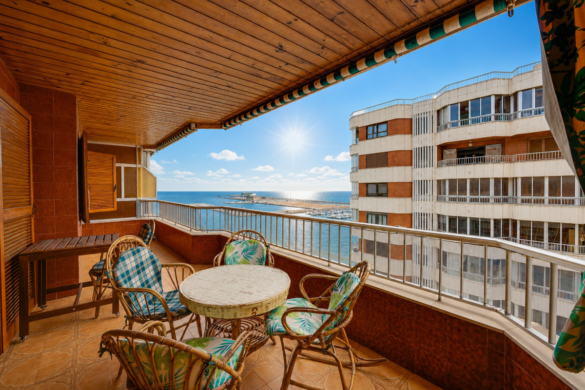Resale - Apartment  - Torrevieja - Playa del Acequión