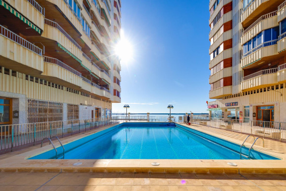 Resale - Apartment  - Torrevieja - Playa del Acequión