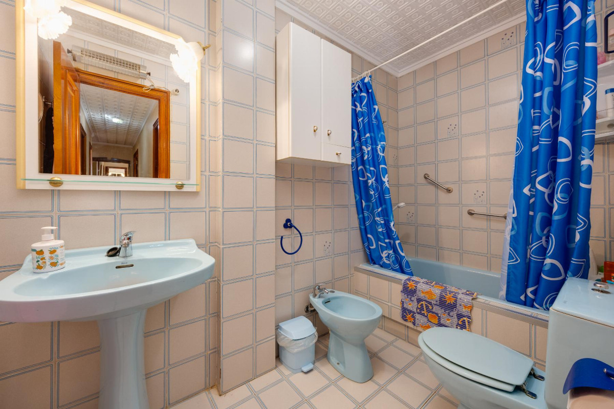 Resale - Apartment  - Torrevieja - Playa del Acequión