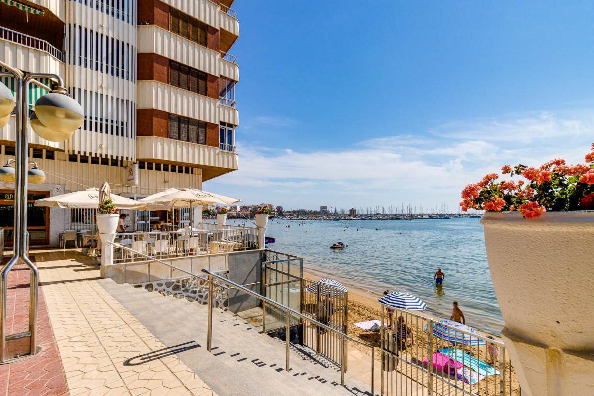 Resale - Apartment  - Torrevieja - Playa del Acequión