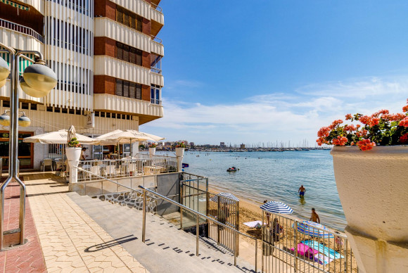 Resale - Apartment  - Torrevieja - Playa del Acequión