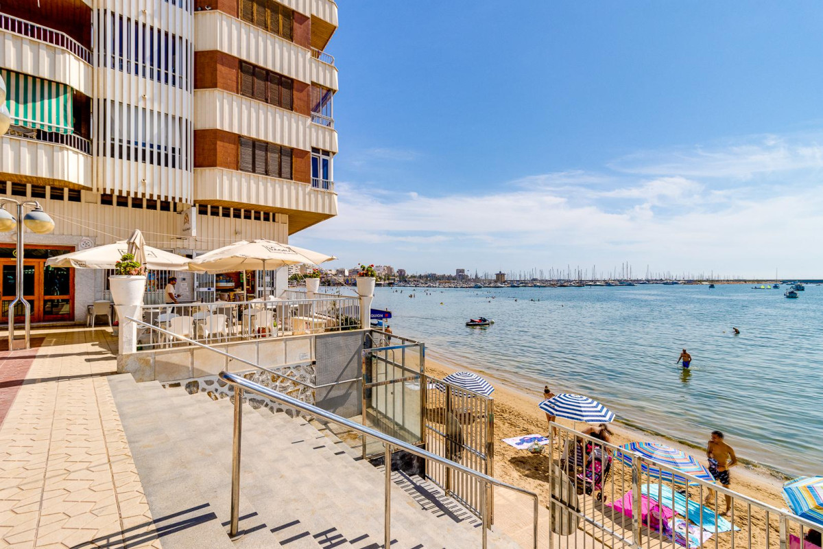 Resale - Apartment  - Torrevieja - Playa del Acequión