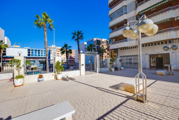 Resale - Apartment  - Torrevieja - Playa del Acequión