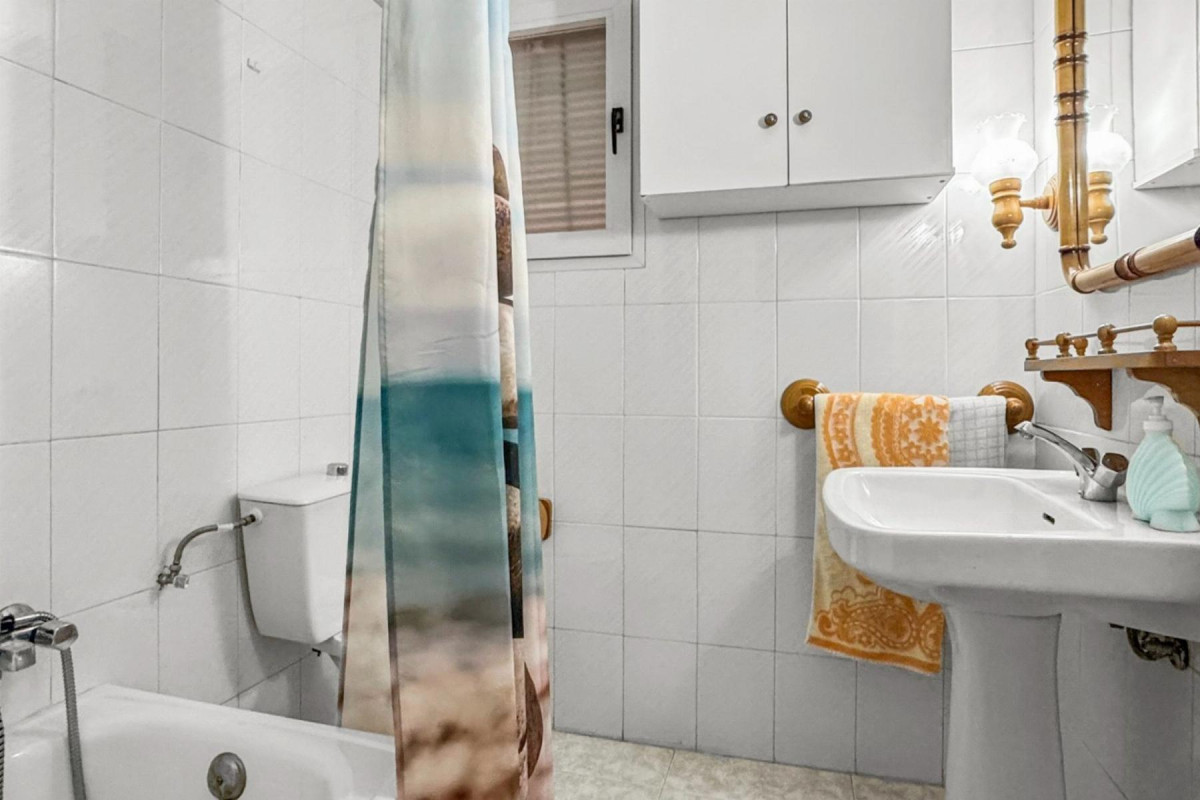 Resale - Apartment  - Torrevieja - Playa de los Locos