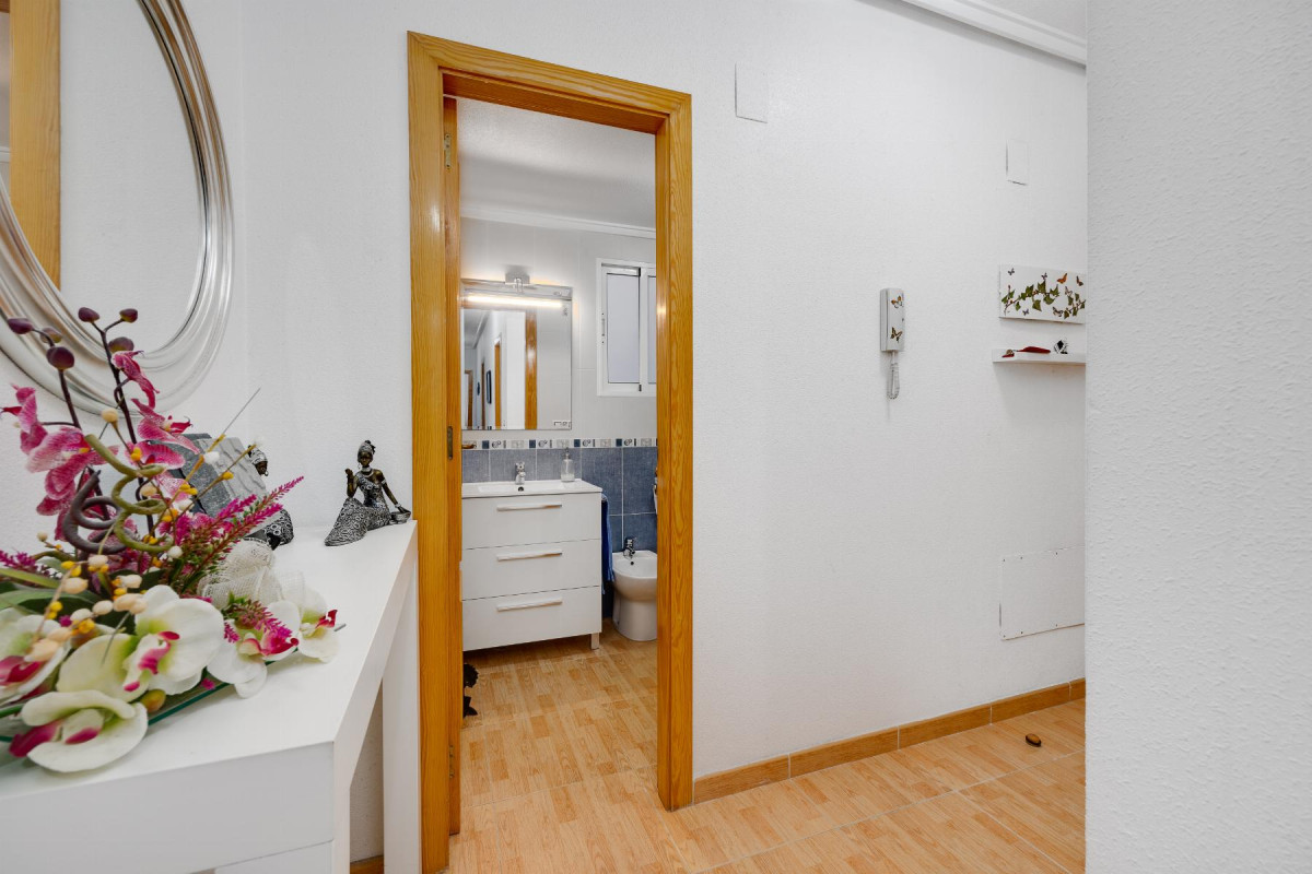 Resale - Apartment  - Torrevieja - Playa del Acequión
