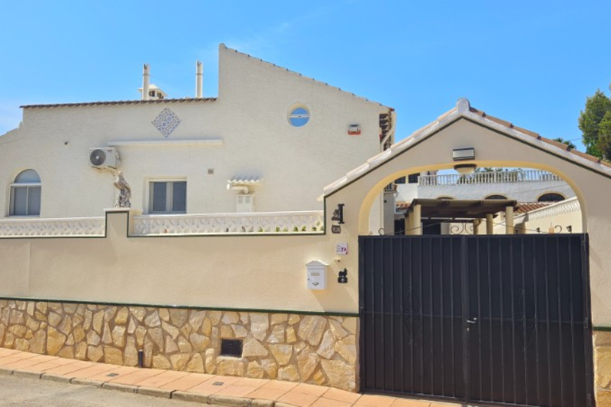 Revente - Chalet Independiente - San Miguel de Salinas