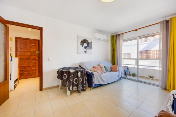 Resale - Apartment  - Torrevieja - Playa del Acequión