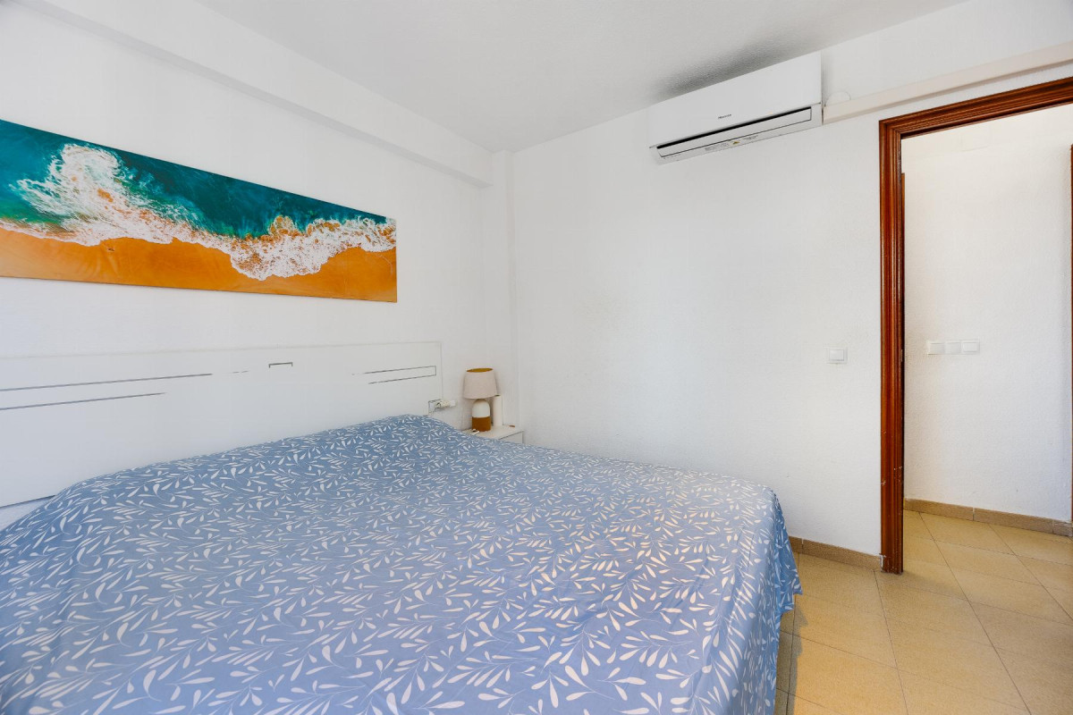 Resale - Apartment  - Torrevieja - Playa del Acequión