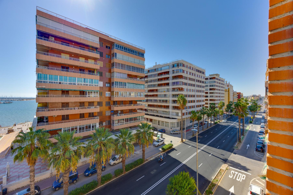 Resale - Apartment  - Torrevieja - Playa del Acequión