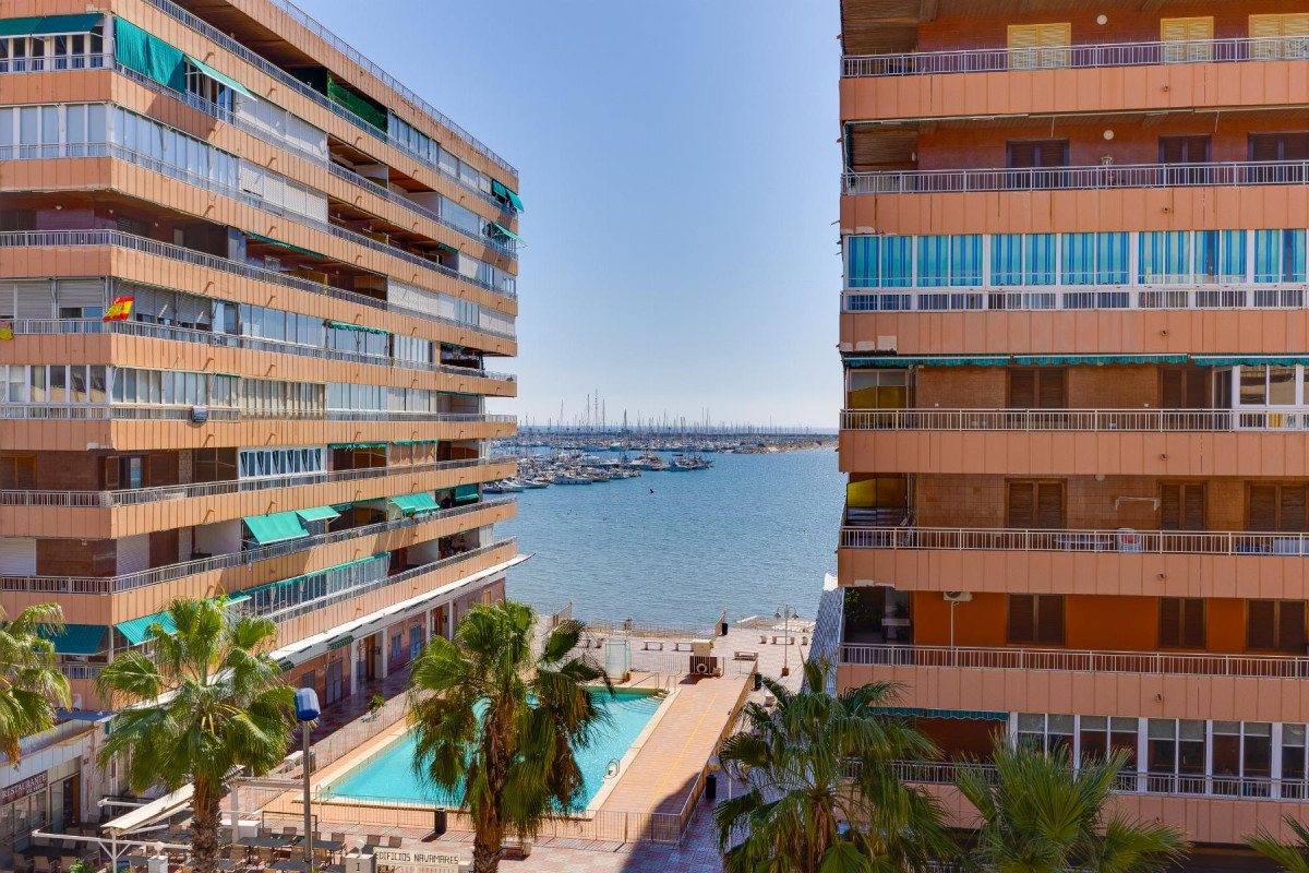 Resale - Apartment  - Torrevieja - Playa del Acequión