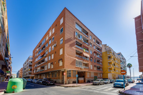 Resale - Apartment  - Torrevieja - Playa del Acequión