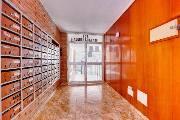 Resale - Apartment  - Torrevieja - Playa del Acequión