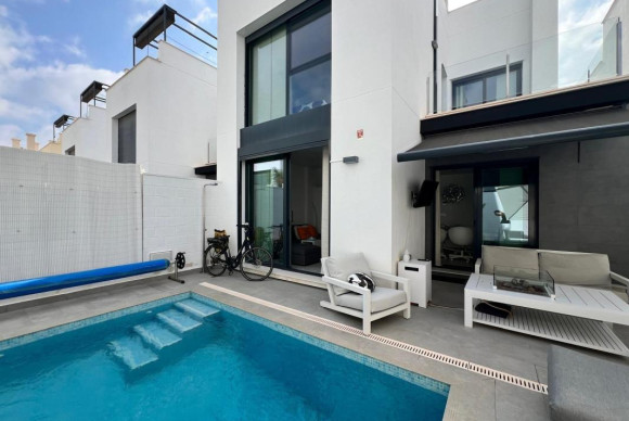Resale - Villa - Orihuela