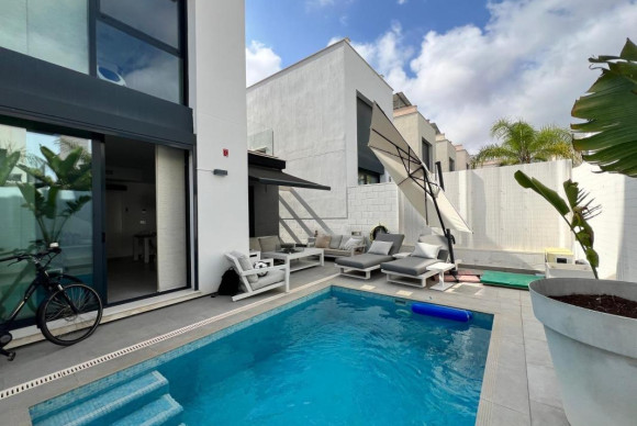 Resale - Villa - Orihuela