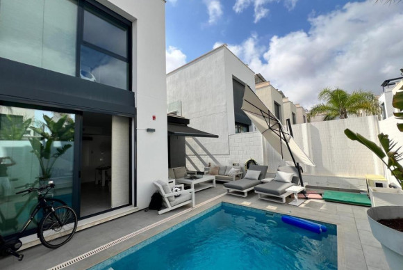 Resale - Villa - Orihuela