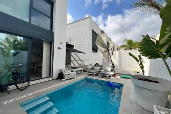 Resale - Villa - Orihuela