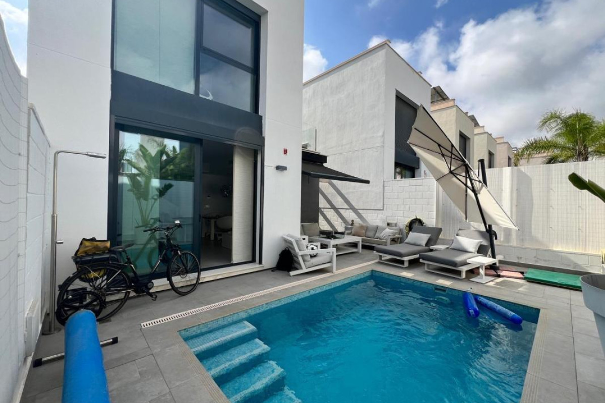 Resale - Villa - Orihuela
