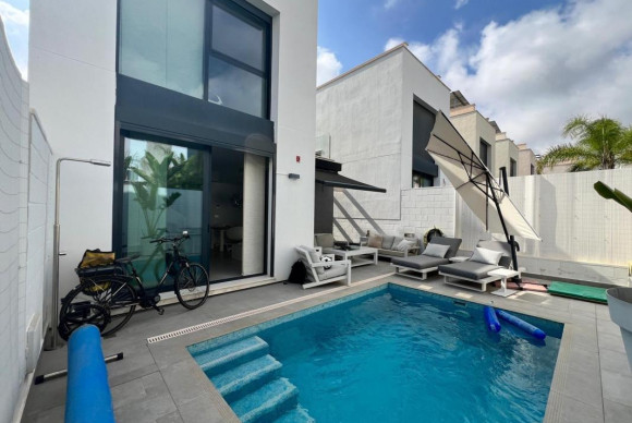 Resale - Villa - Orihuela