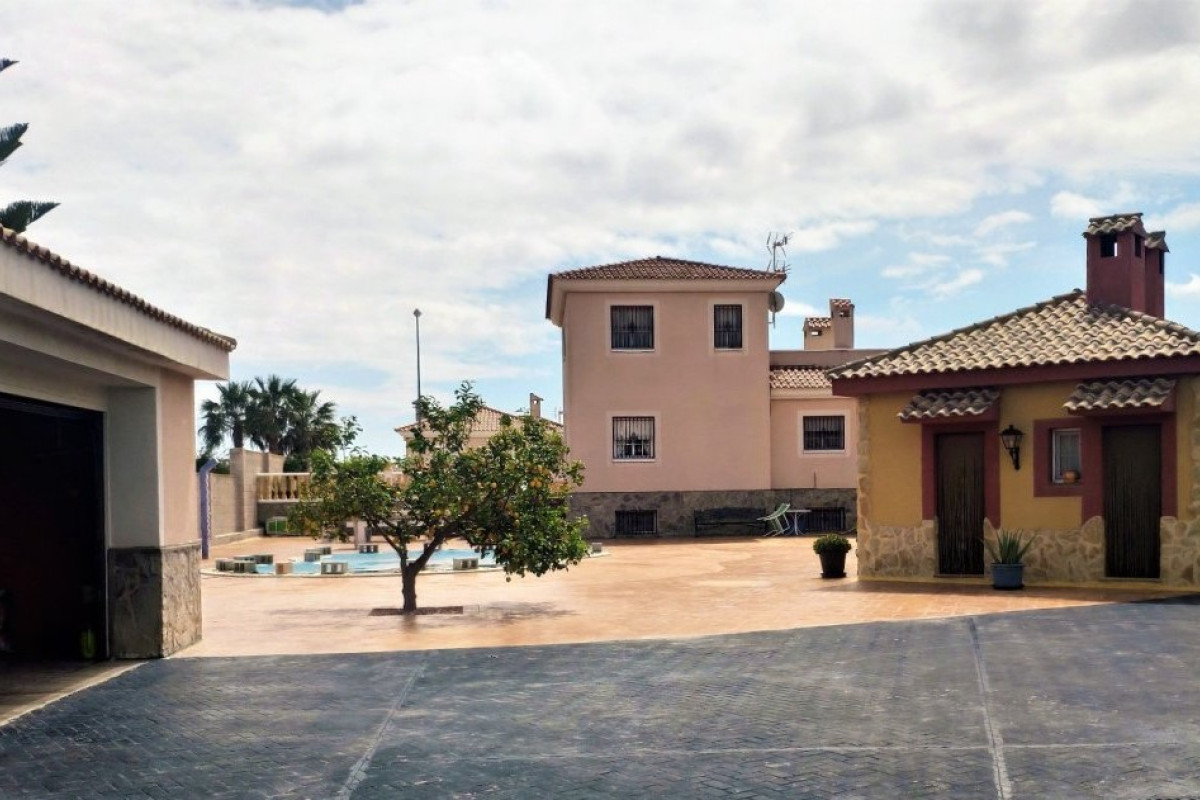 Resale - Villa - Alicante