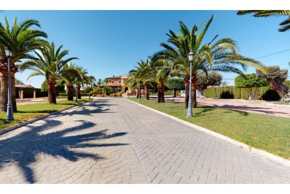 Resale - Villa - Elche