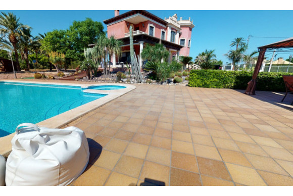 Resale - Villa - Elche