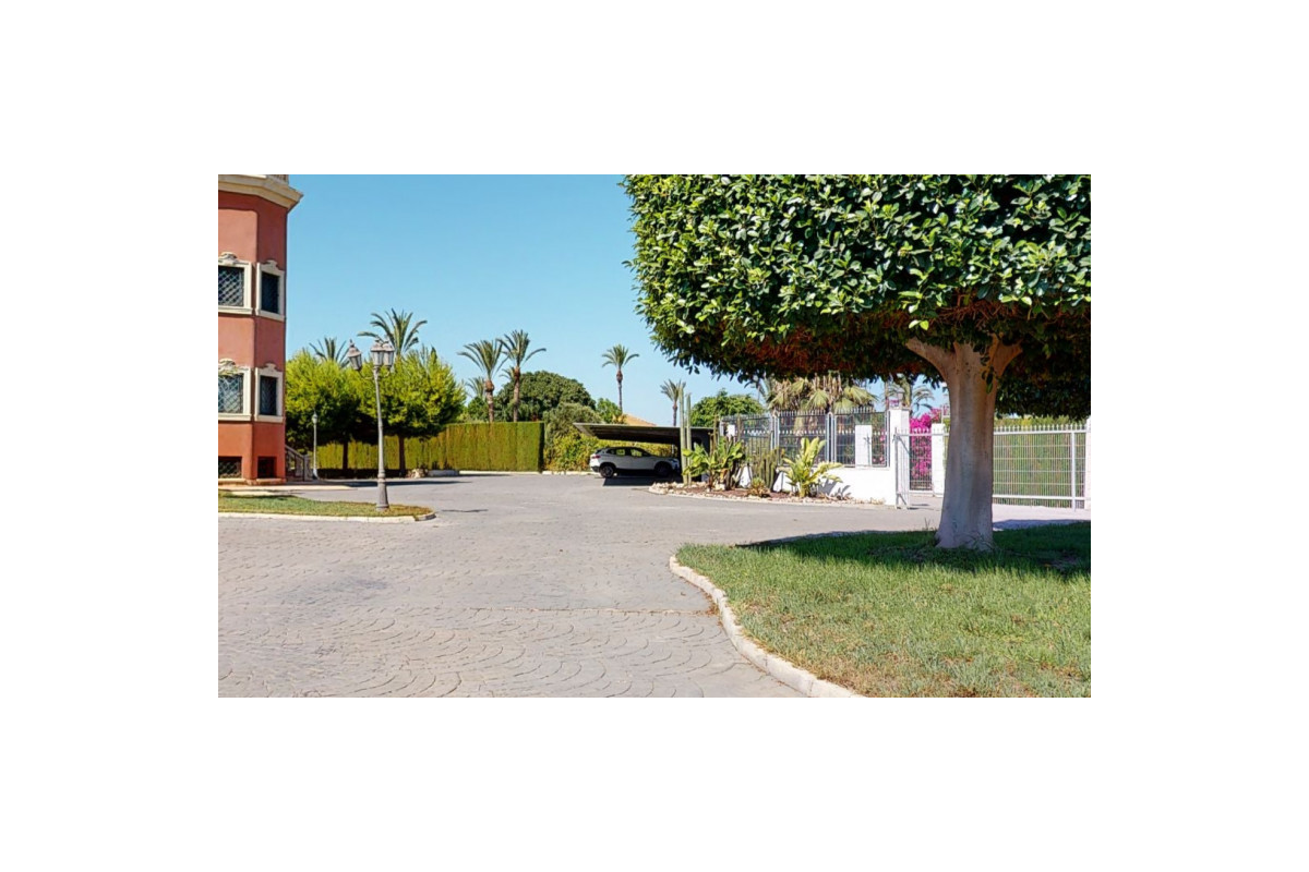 Resale - Villa - Elche