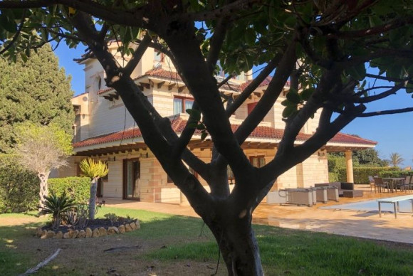 Resale - Villa - Orihuela Costa