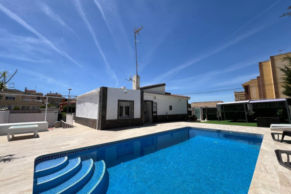 Resale - Villa - Torrevieja - Los altos