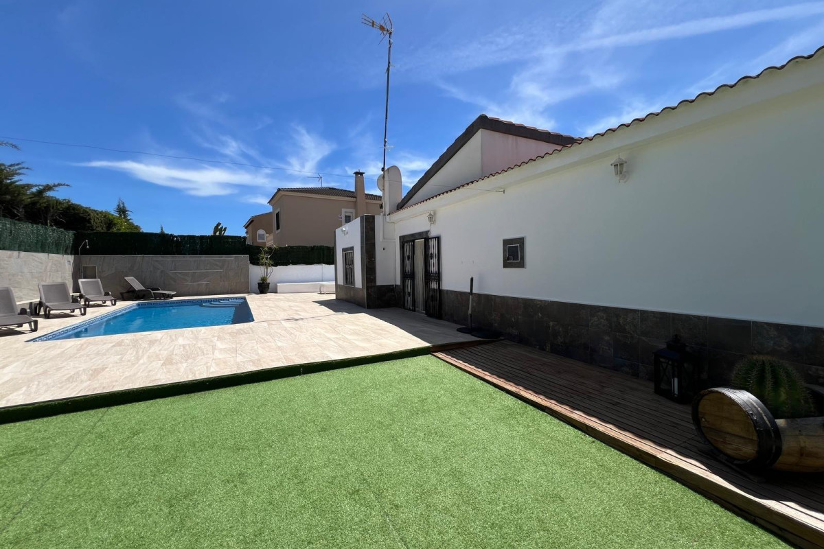 Resale - Villa - Torrevieja - Los altos