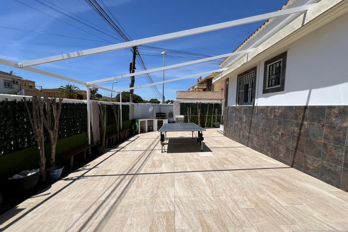 Resale - Villa - Torrevieja - Los altos