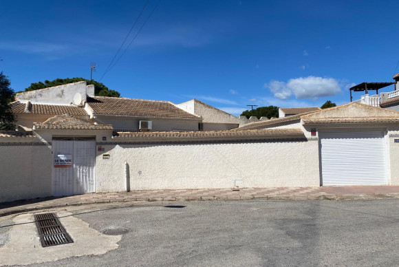 Resale - Villa for sale - Torrevieja - El Chaparral