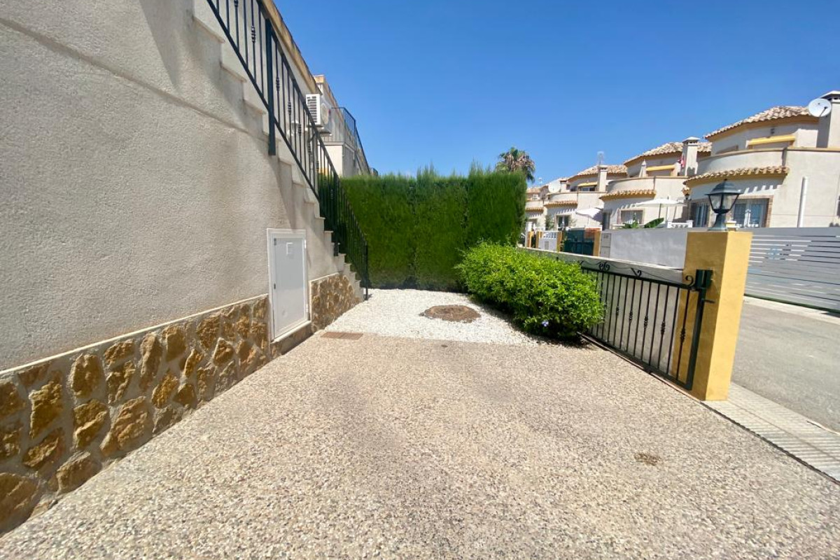 Resale - Villa for sale - Los Montesinos - La Herrada