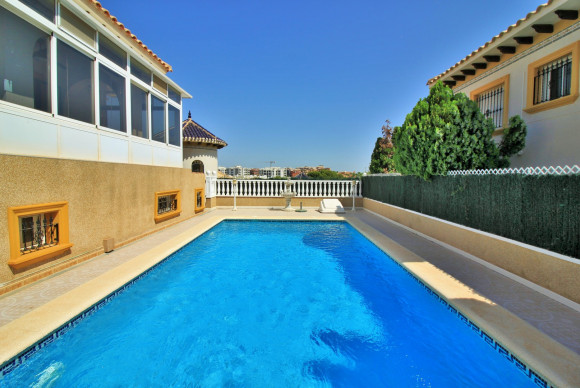 Resale - Villa - Villamartin